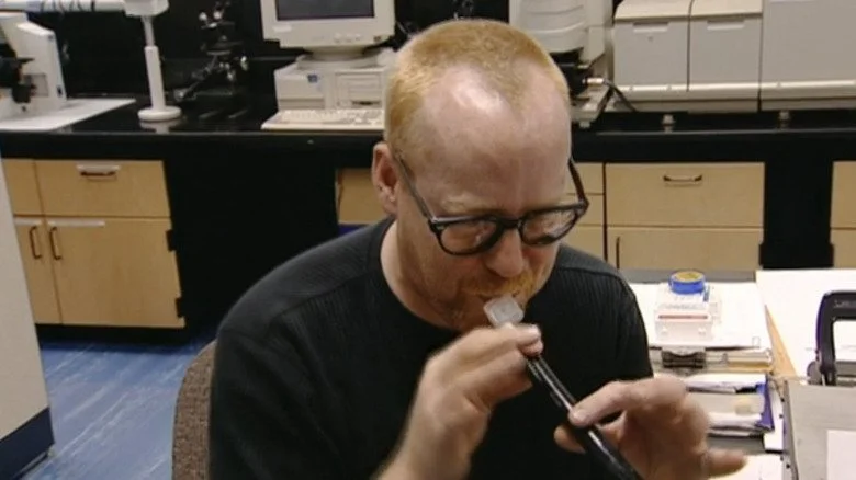 Adam Savage soufflant dans un éthylotest dans Mythbusters