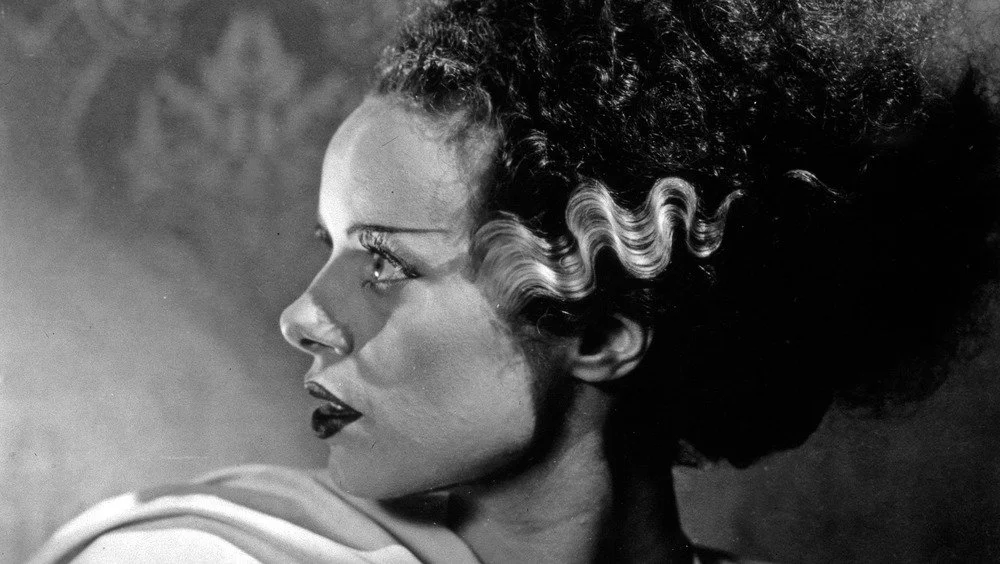Elsa Lanchester dans le rôle de la Fiancée de Frankenstein regardant sur le côté