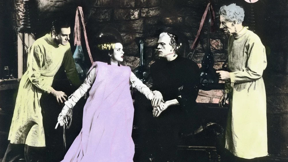 Photo promotionnelle du casting de La Fiancée de Frankenstein dans le laboratoire