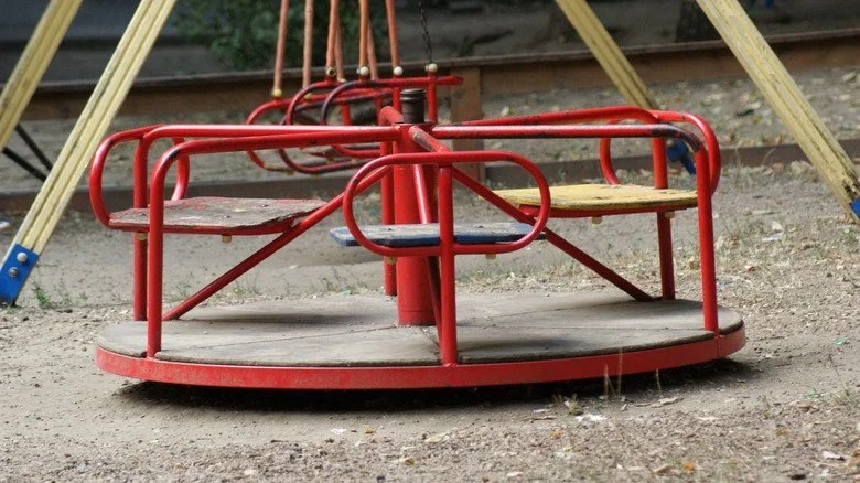 Carrousel d'aire de jeu rouge