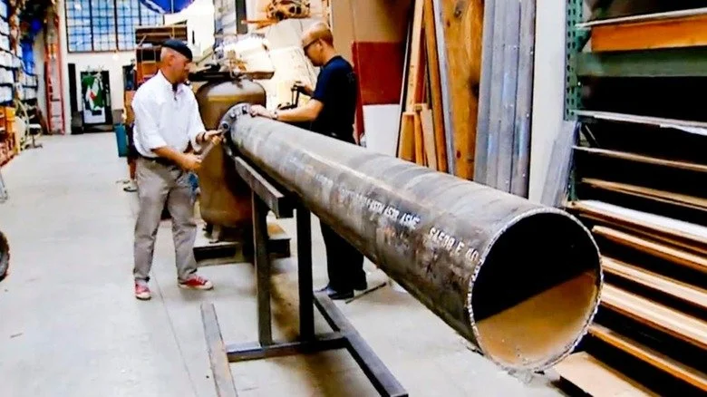 Adam et Jamie préparant le canon à air sur MythBusters