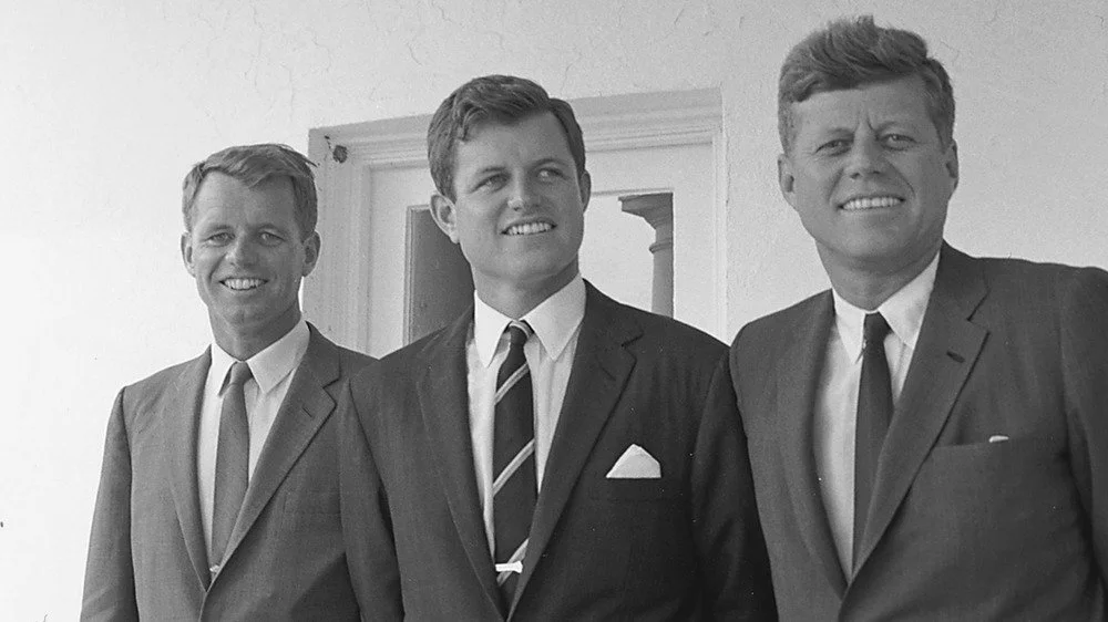 Le président Kennedy souriant avec ses frères