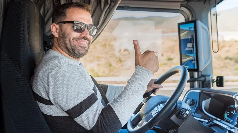Routier faisant un signe de la main