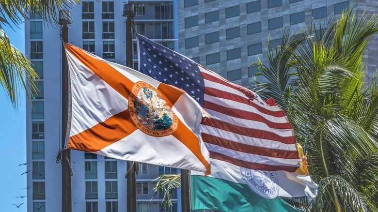 Drapeaux de Floride et des États-Unis flottant au vent