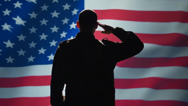Militaire saluant le drapeau