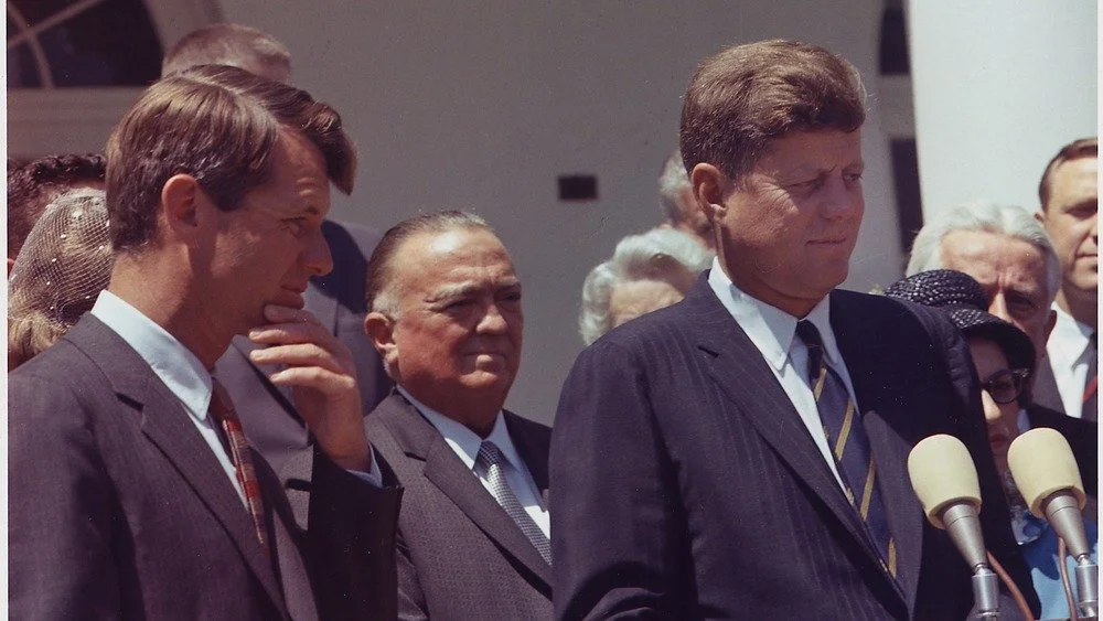 Robert F. Kennedy, J. Edgar Hoover et le Président Kennedy debout