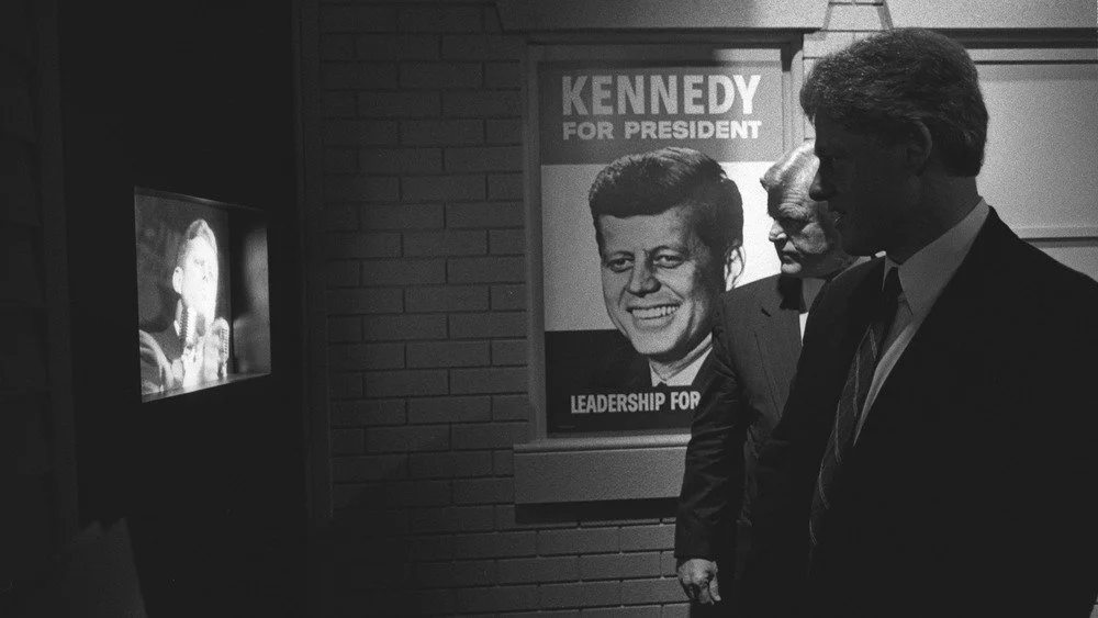 Le président Bill Clinton et le sénateur Ted Kennedy visitent une exposition
