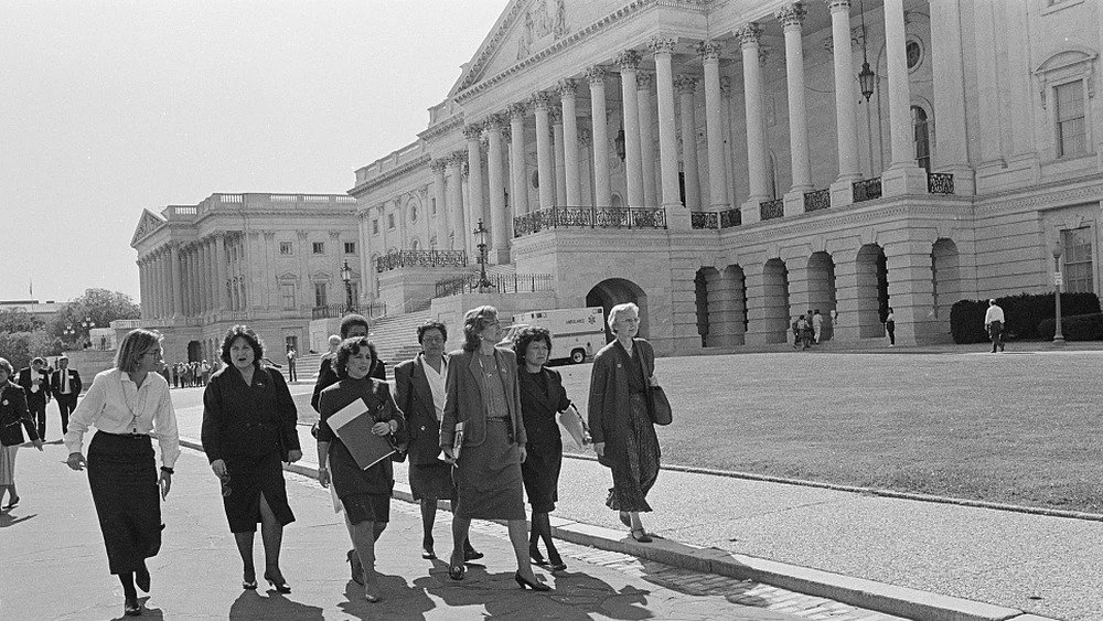 Nita Lowey, Pat Schroeder, Patsy Mink, Jolene Unsoeld, Eleanor Holmes Norton et Ileana Ros-Lehtinen marchant devant le Capitole des États-Unis en direction du Sénat