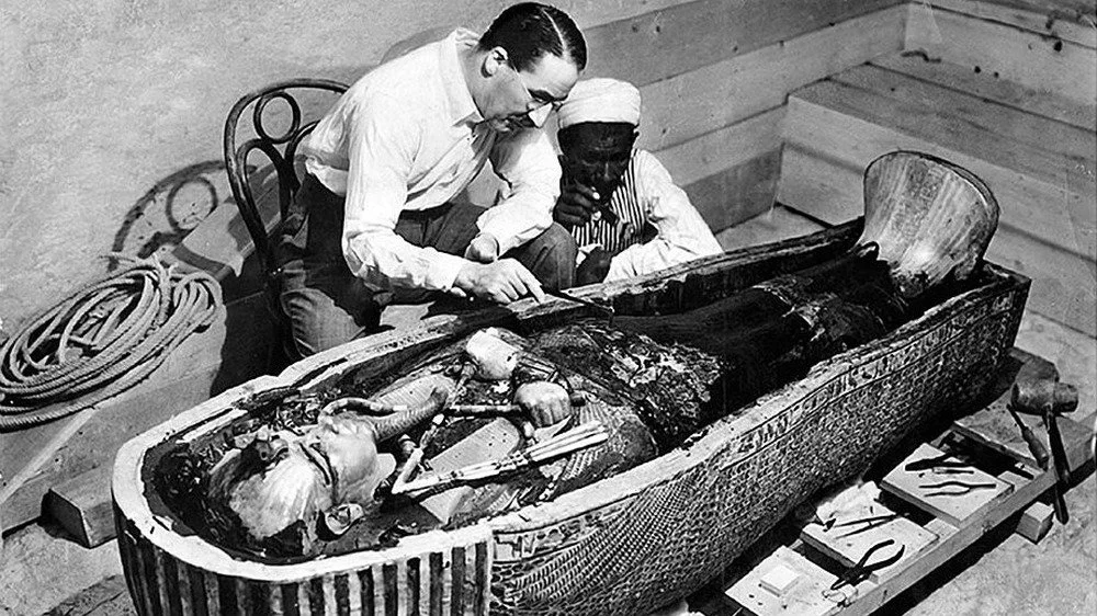 Howard Carter dans la tombe de Toutankhamon
