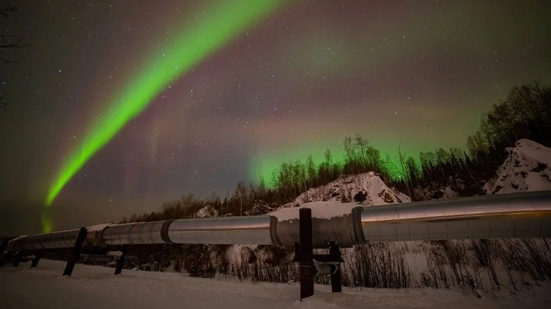 Trans-Alaska Pipeline de nuit sous les aurores boréales
