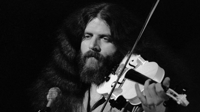 Robby Steinhardt jouant du violon dans Kansas et ayant l'air triste