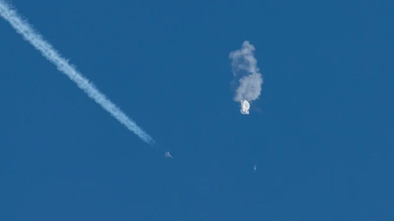 F-22 en approche près du ballon détruit