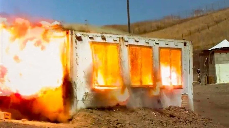 Explosion dans un container lors du test Operation Valkyrie par les MythBusters