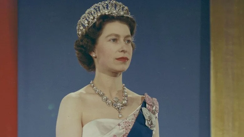 Reine Elizabeth portant le ruban bleu, la jarretière et la couronne