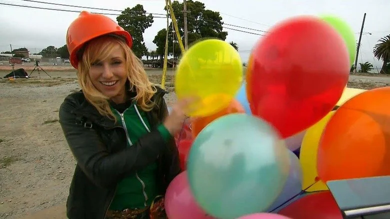 Kari Byron entourée de nombreux ballons colorés