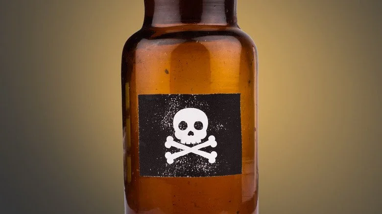 Bouteille empoisonnée inquiétante