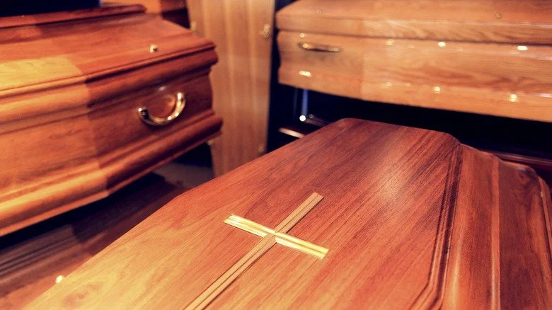 Simple cercueil en bois avec croix