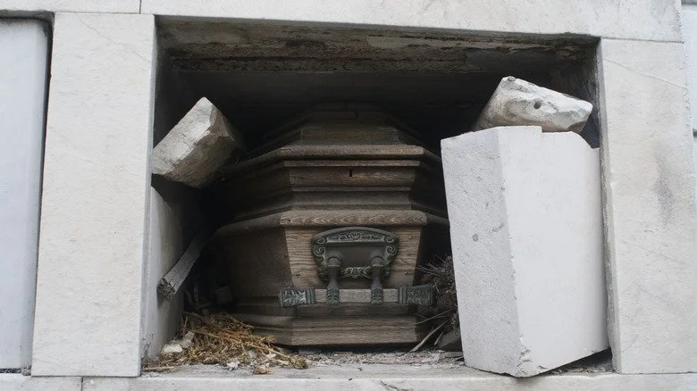 Cercueil reposant dans une niche funéraire