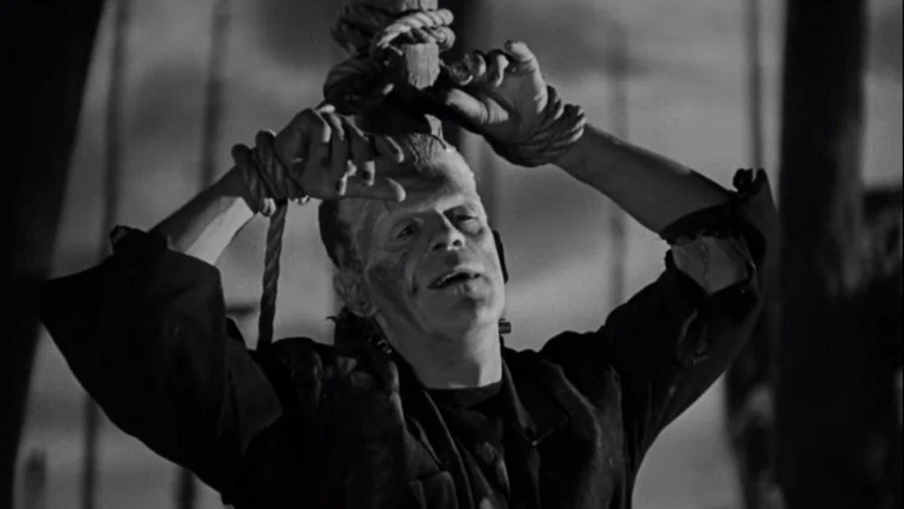 Le monstre capturé par des villageois en colère