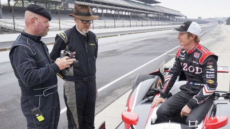 Adam et Jamie discutent avec un pilote Indy Car sur la piste