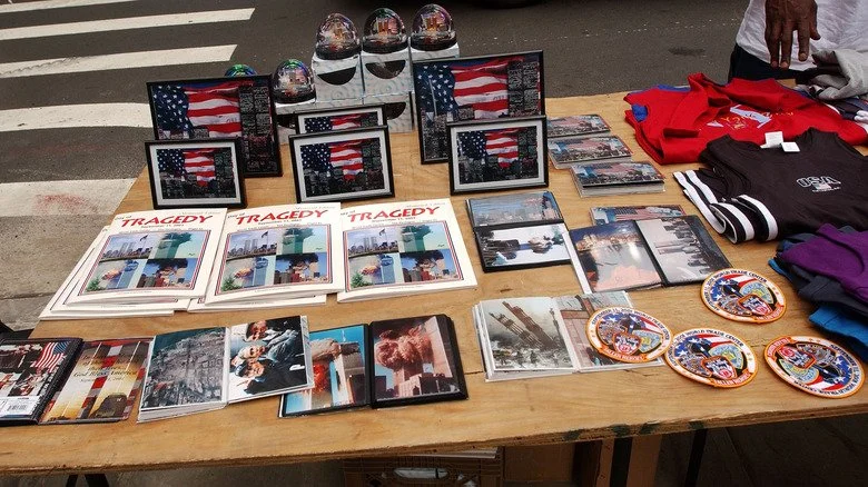 Stand de souvenirs des attentats du 11 septembre au Ground Zero, 2002