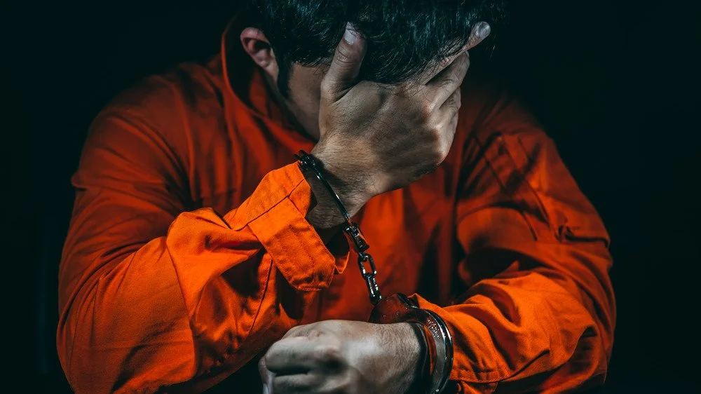 Suspect menotté et incarcéré