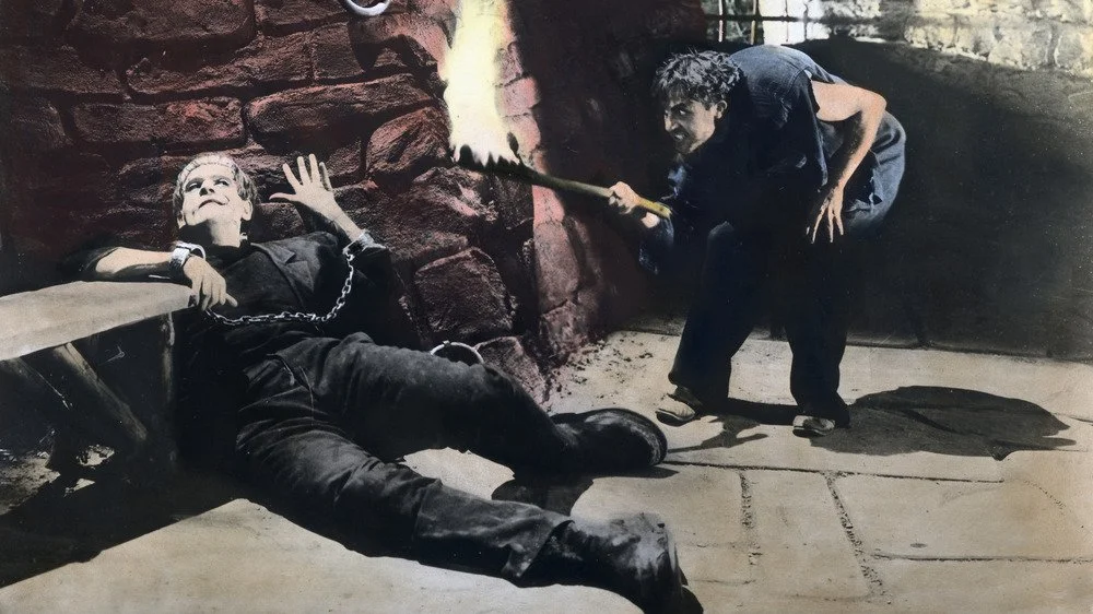 Fritz torture le monstre dans Frankenstein (1931)