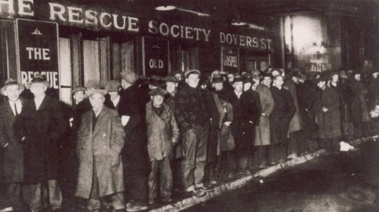Hommes faisant la queue pour demander de l'aide pendant la grande dépression