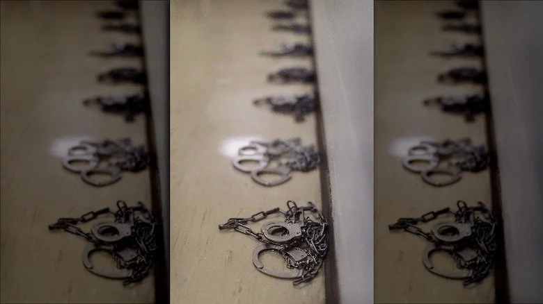 Menottes utilisées pour la détention d'immigrants avant l'expulsion