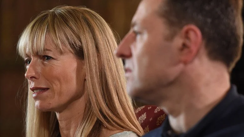 Les McCann regardent vers la droite