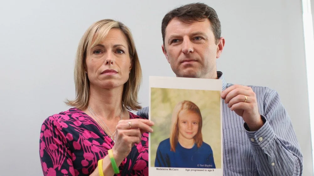 Photo vieillie de Madeleine tenue par les McCann