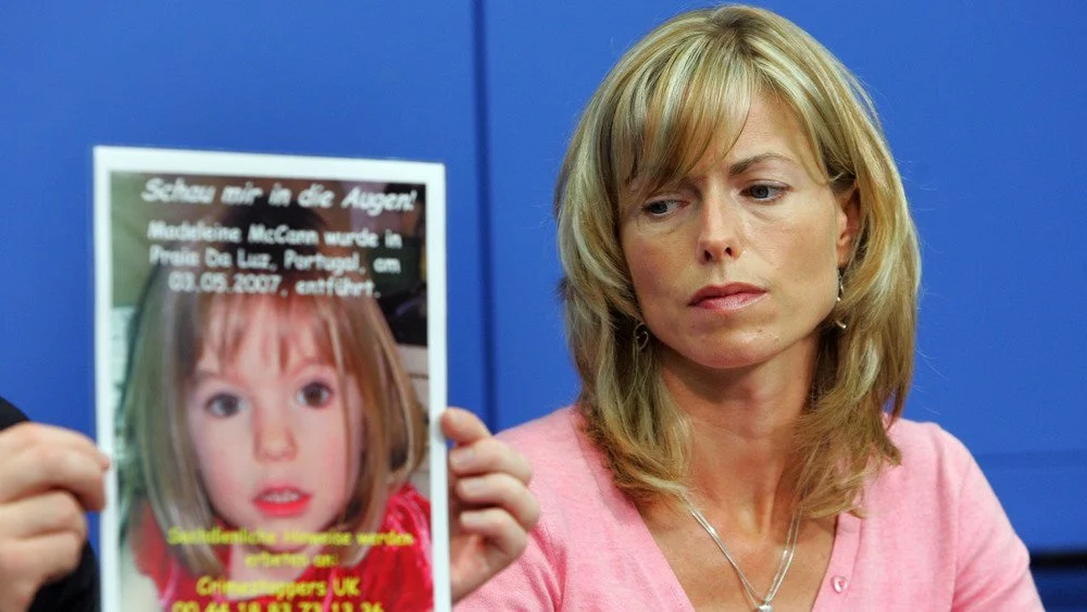 Kate McCann tenant une photo de Madeleine