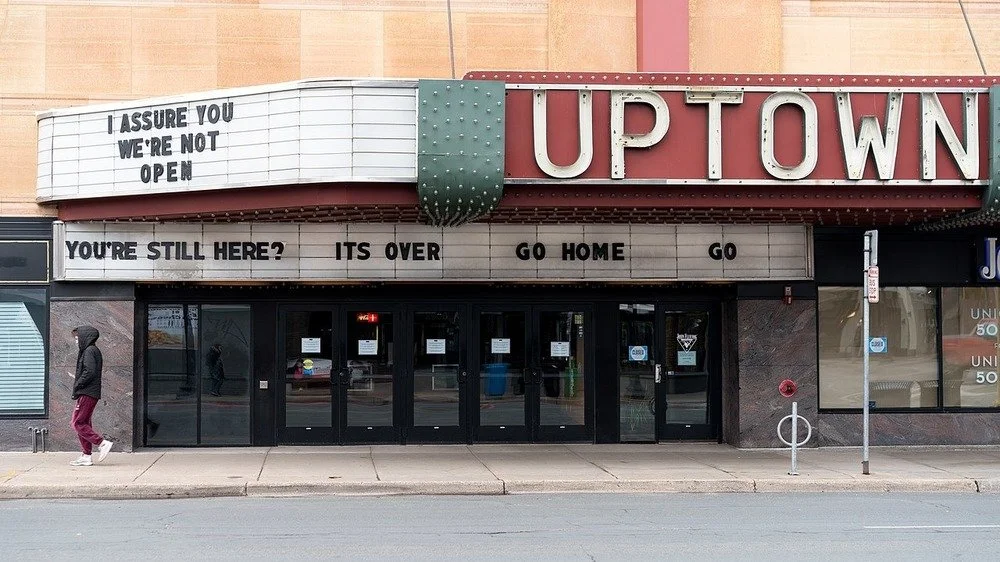 Marquee du Uptown Theatre à Minneapolis avec des références au film Clerks et Ferris Bueller's Day Off, 28 mars 2020