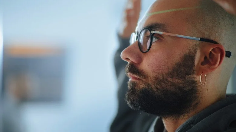 Homme barbu subissant un contrôle de la TSA