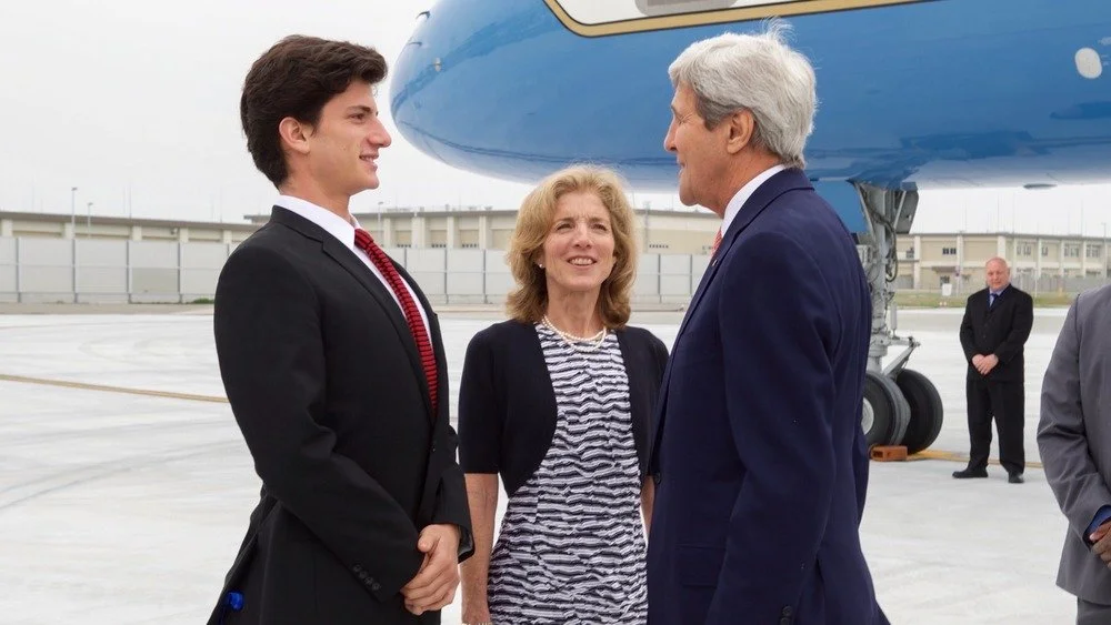 John Kerry discute avec Caroline Kennedy et son fils Jack Schlossberg