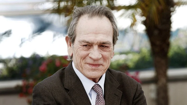Tommy Lee Jones posant devant un palmier