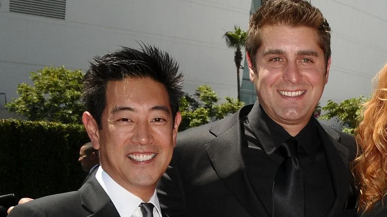 Grant Imahara et Tory Belleci souriant sur le tapis rouge