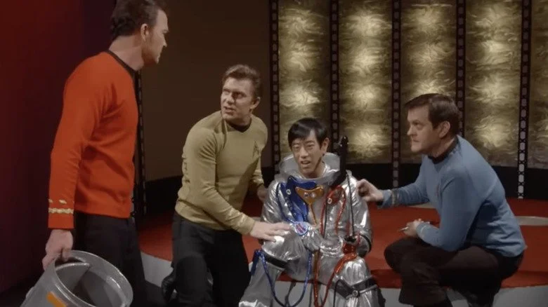 Grant Imahara et Vic Mignogna dans une scène de Star Trek Continues