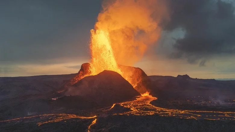 Lave éruptive d’un volcan en Islande au crépuscule