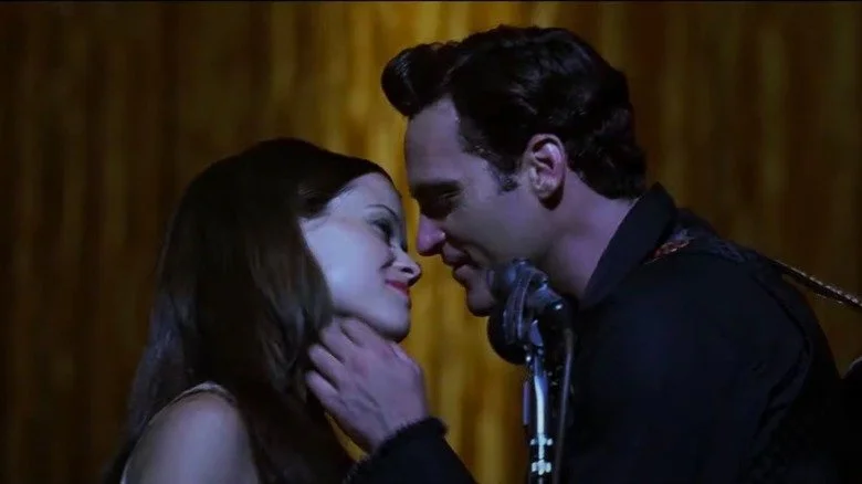 Reese Witherspoon et Joaquain Phoenix incarnant June Carter Cash et Johnny Cash au microphone dans Walk the Line