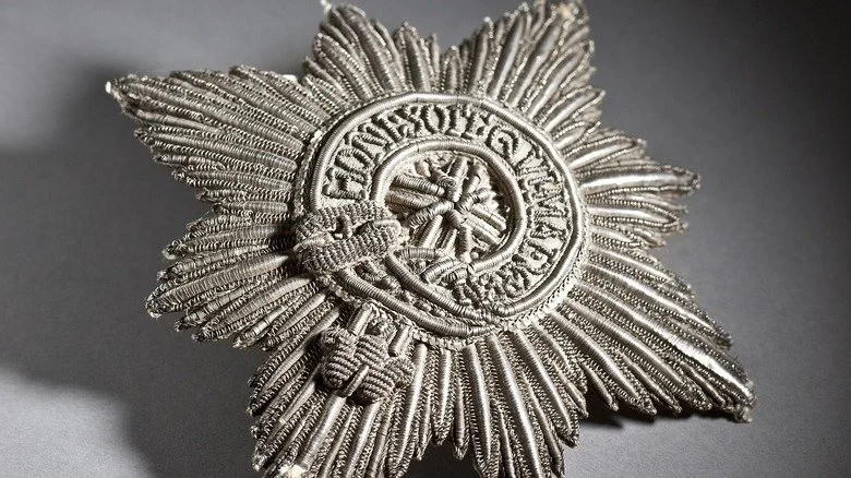 Étoile de la jarretière en argent sur fond gris