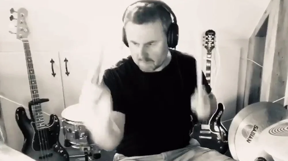 Alan White jouant de la batterie - Instagram