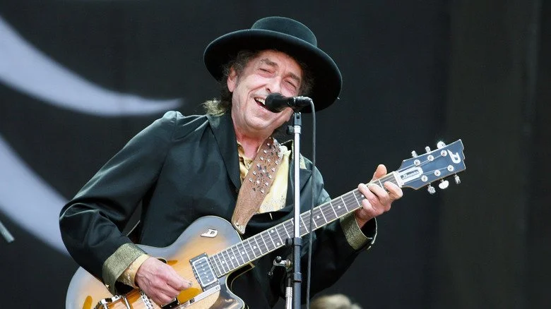Bob Dylan sur scène avec une guitare en 2009