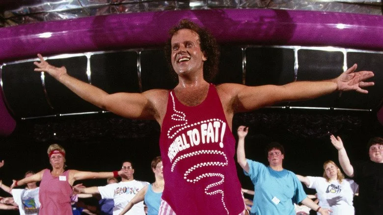 Richard Simmons dirigeant un cours d'exercice