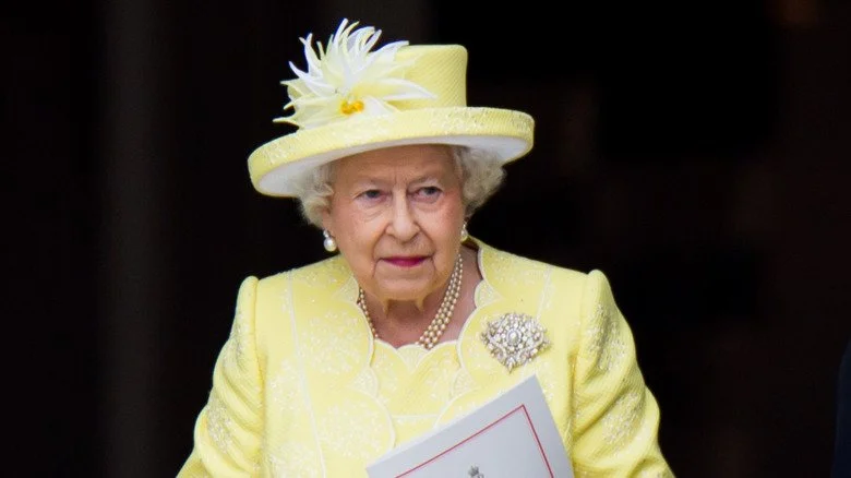 Reine Elizabeth II en jaune