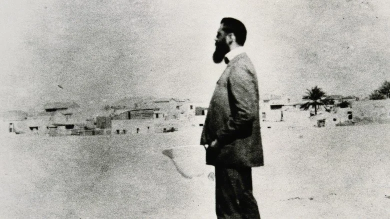 Theodor Herzl en Palestine, les mains dans les poches