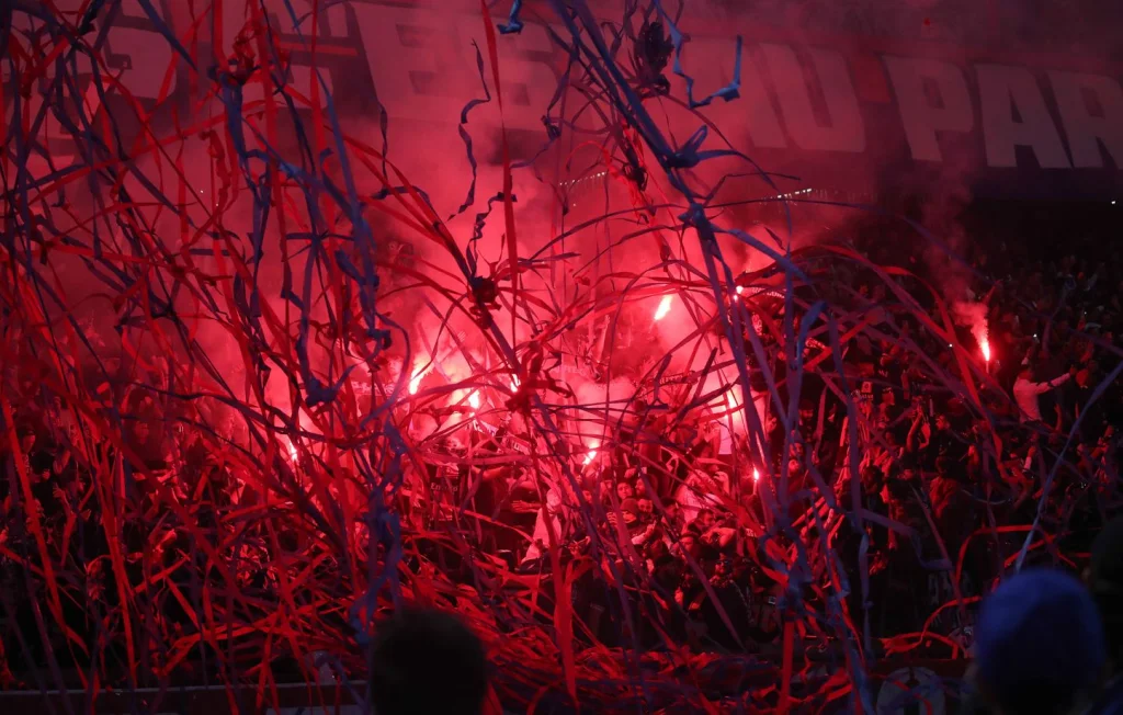 Accident près des Champs-Élysées : blessés et menaces après PSG-Arsenal