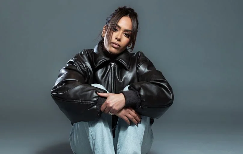 Amel Bent parle de son album 'Minuit Une' et de son deuil