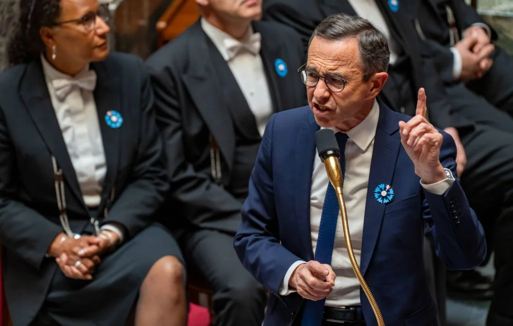 Bruno Retailleau critique le texte sur l'aide à mourir en France