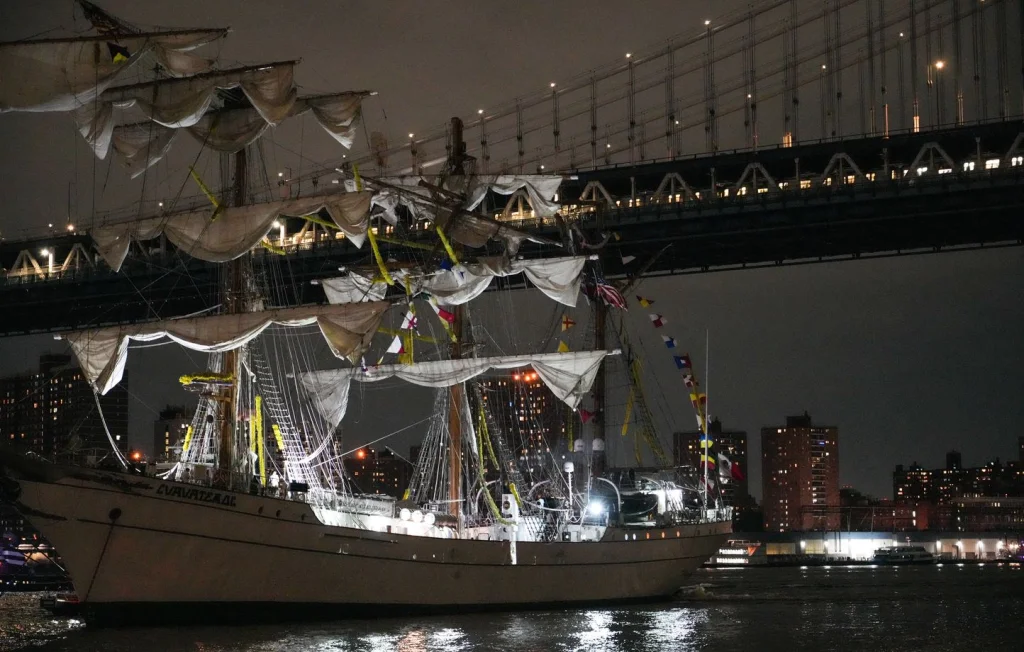 Choc mortel d'un voilier mexicain contre le pont de Brooklyn